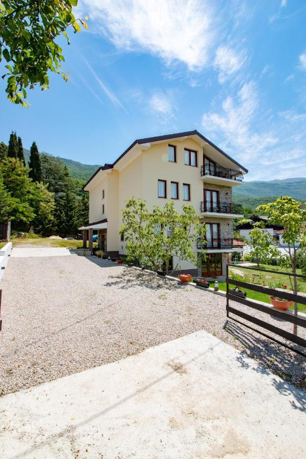 Et Larum Pestani Exterior photo